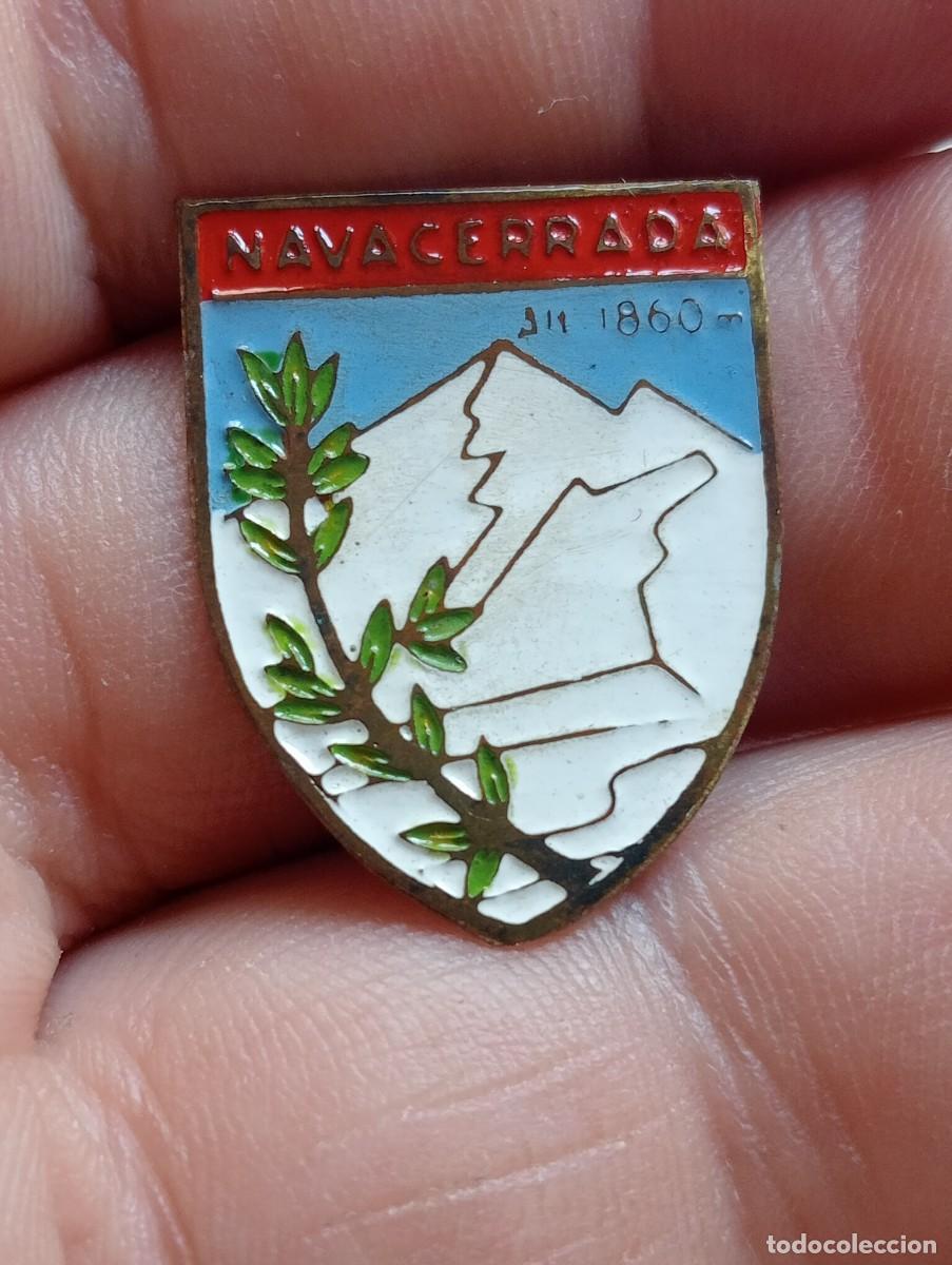 Coleccionismo deportivo: INSIGNIA 3 x 2,5 cmtos MONTA&Ntilde;A ESQUI ALPINISMO MONTA&Ntilde;ISMO NAVACERRADA SKY
