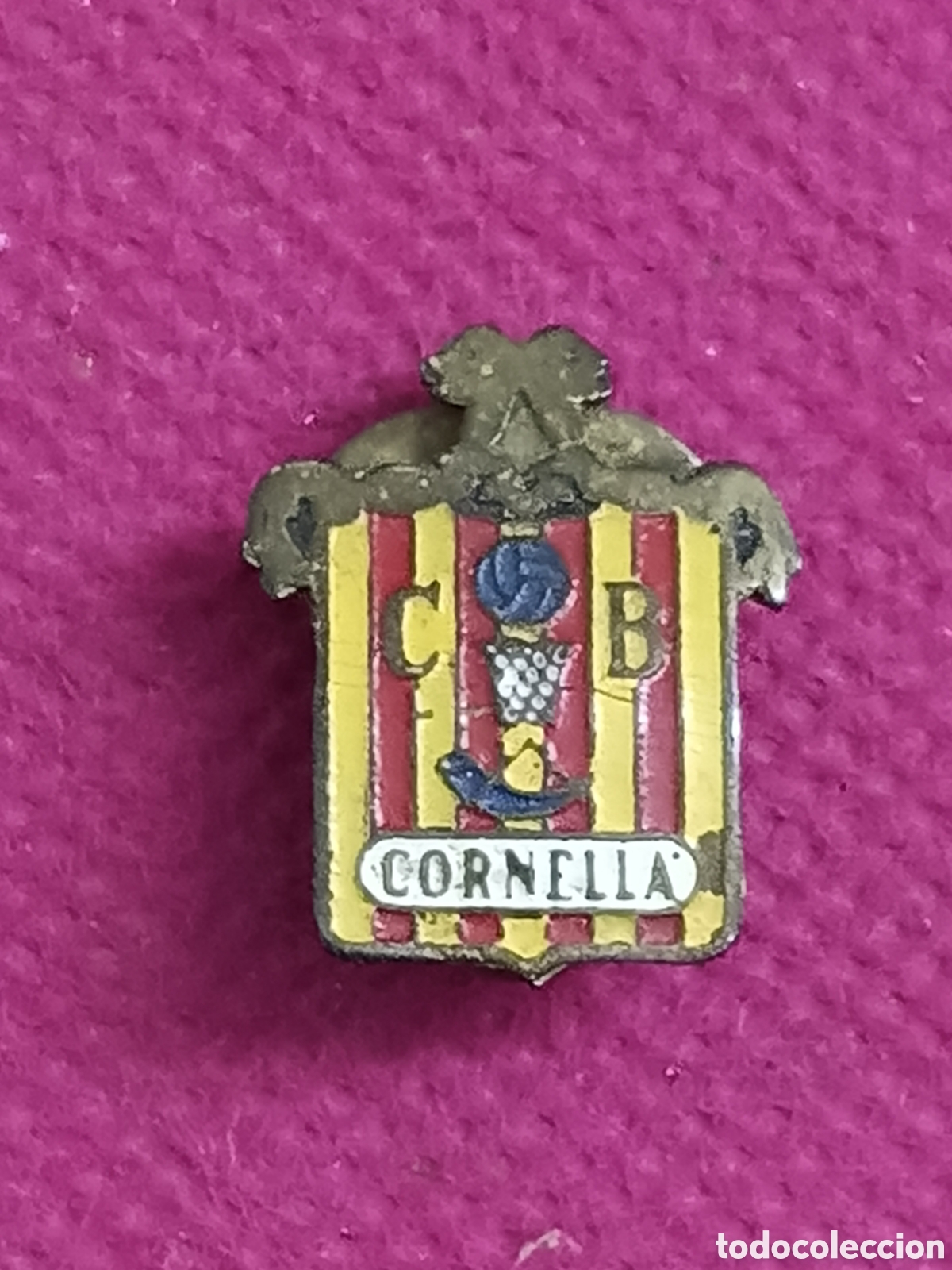 Coleccionismo deportivo: PIN. ESCUDO ORIGINAL. CLUB BALONCESTO CORNELLA. 1929
