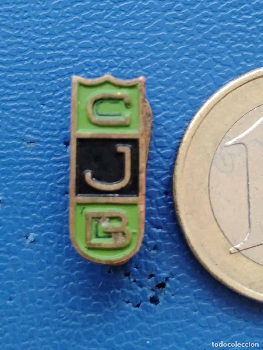 Coleccionismo deportivo: ANTIGUA INSIGNIA/PIN DE OJAL - C.J.B. (CLUB JOVENTUD BADALONA) - BASQUET - NO PIN