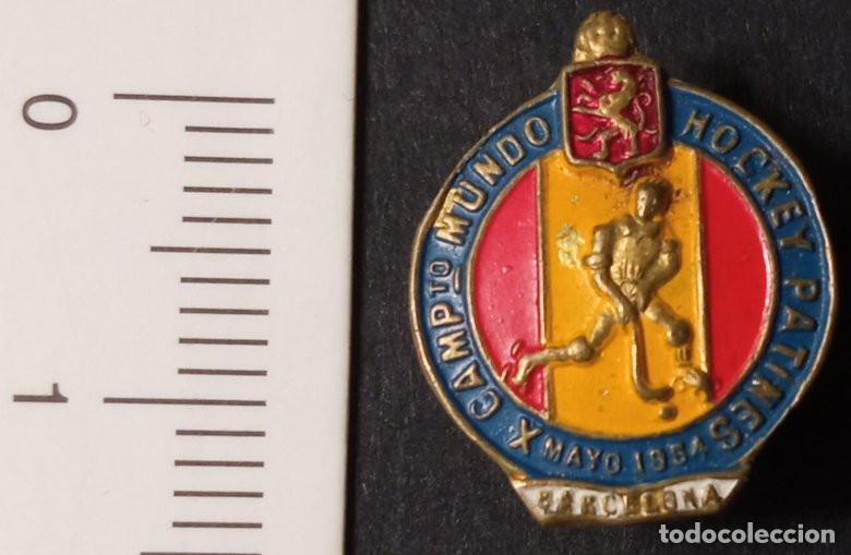 Coleccionismo deportivo: PIN DE OJAL - CAMPEONATO MUNDIAL HOCKEY SOBRE PATINES - BARCELONA 1954