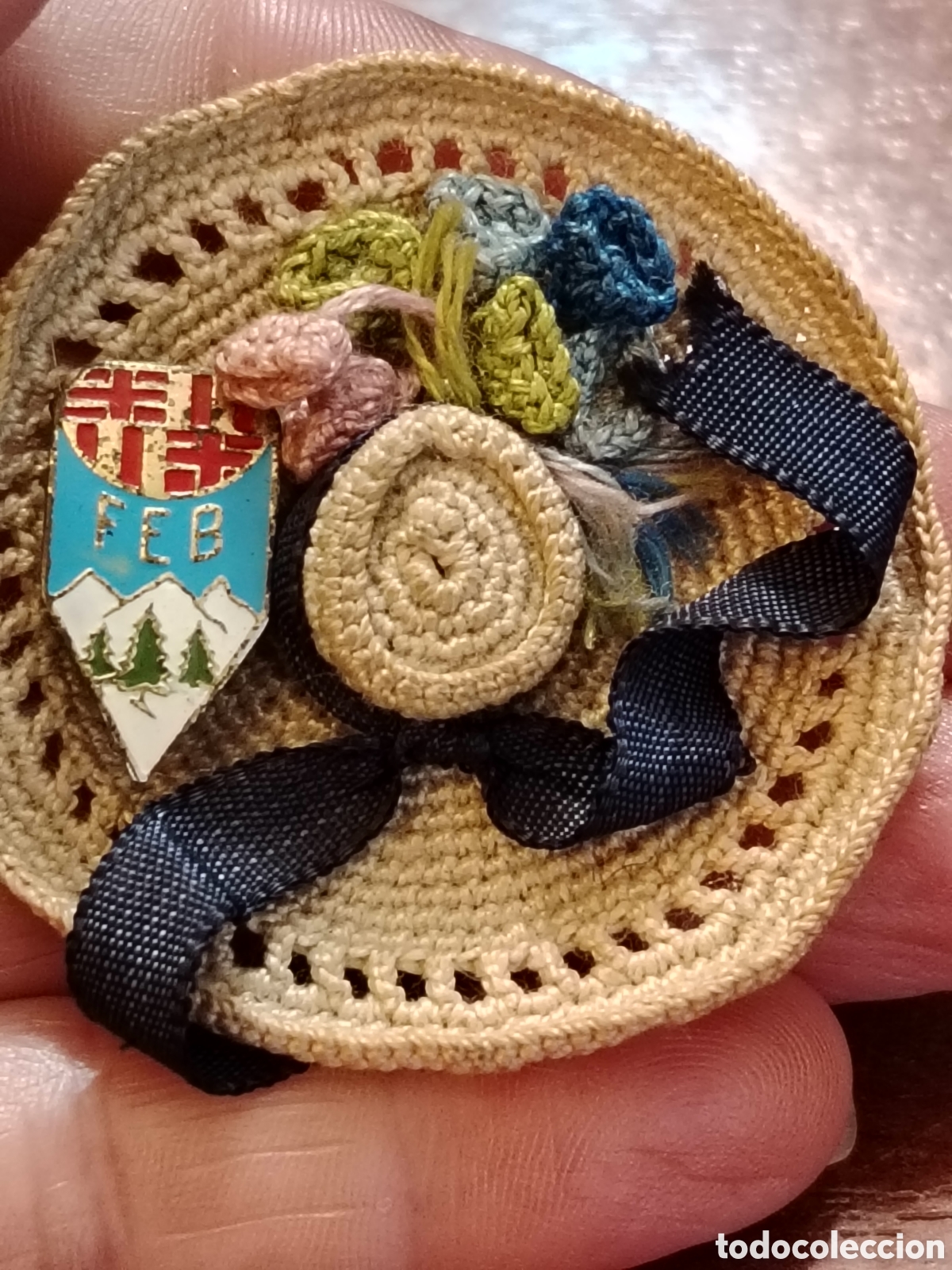 Coleccionismo deportivo: Souvenir antiguo de monta&ntilde;a con insignia