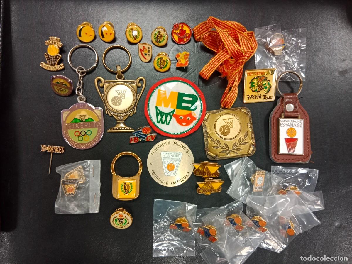 Coleccionismo deportivo: LOTE DE PINS , LLAVEROS , MEDALLAS ,... FEB FEDERACION ESPA&Ntilde;OLA DE BALONCESTO - COMUNIDAD VALENCIANA