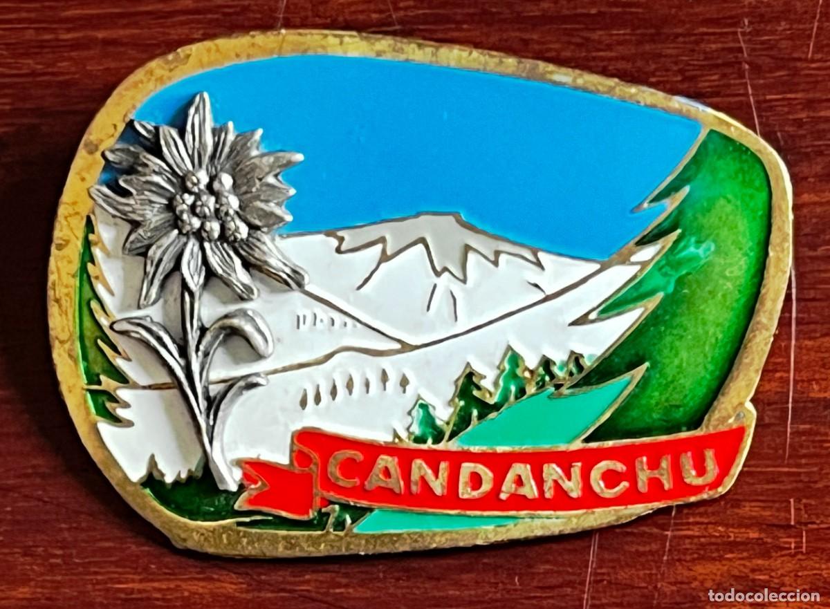 Coleccionismo deportivo: ANTIGUA INSIGNIA DE CANDANCHU, ESTACION DE ESQUI, MONTA&Ntilde;A, SKY, SISTEMA IMPERDIBLE, GRANDE MIDE 5 X