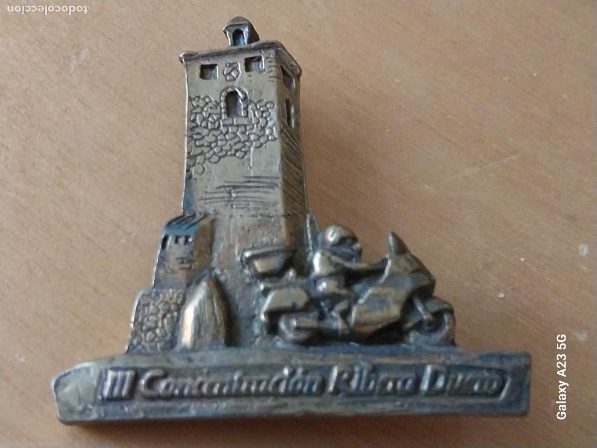 Coleccionismo deportivo: PINGUINOS CONCENTRACION RIBERA DUERO III PIN DOBLE PINCHO TONO BRONCE 4.6CMS ALTO ORIGINAL