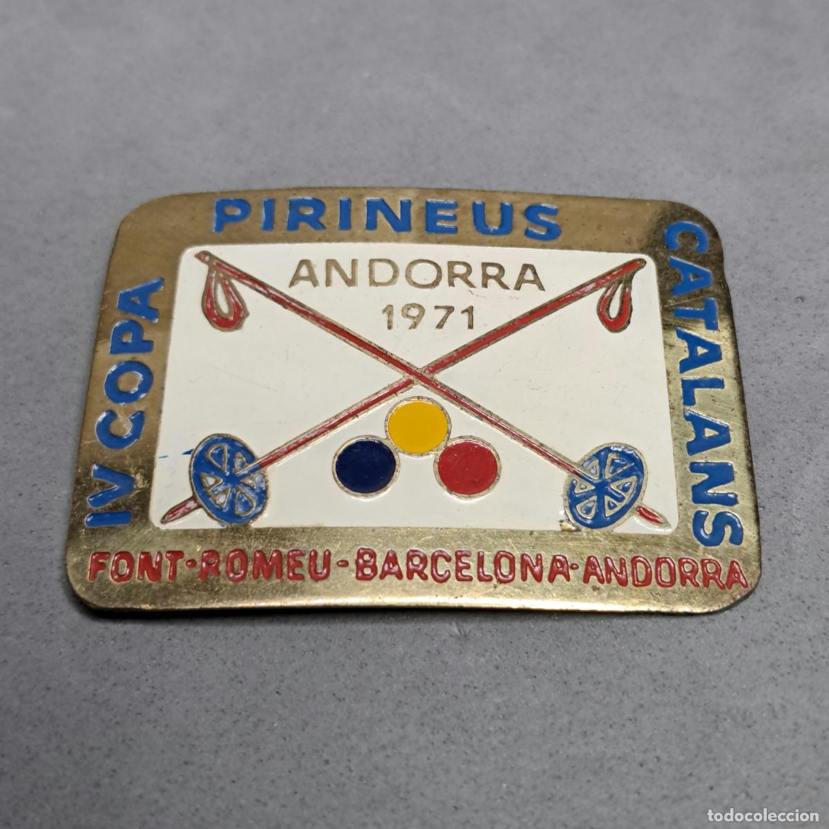 Coleccionismo deportivo: Antigua insignia de alfiler, IV Copa Pirineus Catalans de esqu&iacute; 1971. Andorra, Barcelona, Font Romeu