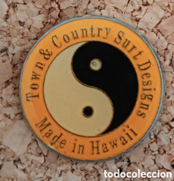 Coleccionismo deportivo: PIN MARCA SURF TOWN & COUNTRY SURF DESIGNS MADE IN HAWAII