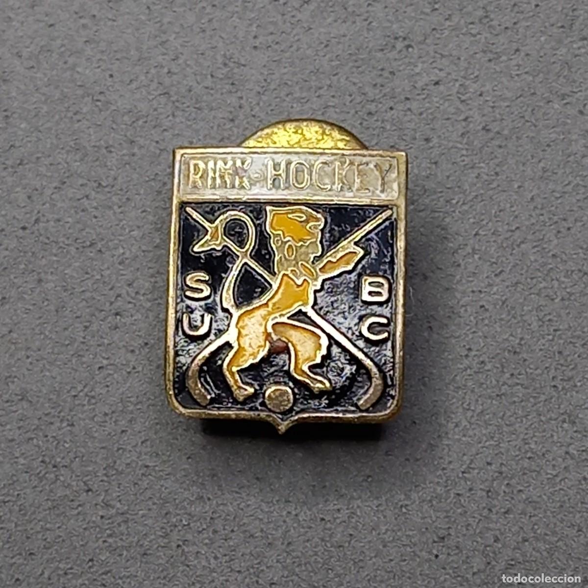 Coleccionismo deportivo: Antigua insignia para ojal de un Club de Hockey, le&oacute;n rampante e iniciales SU BC