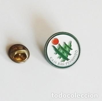Coleccionismo deportivo: ANTIGUO PIN DEL CAJA SAN FERNANDO ( CLUB DEPORTIVO BALONCESTO SEVILLA )- CAJASOL DEPORTE - ESCUDO
