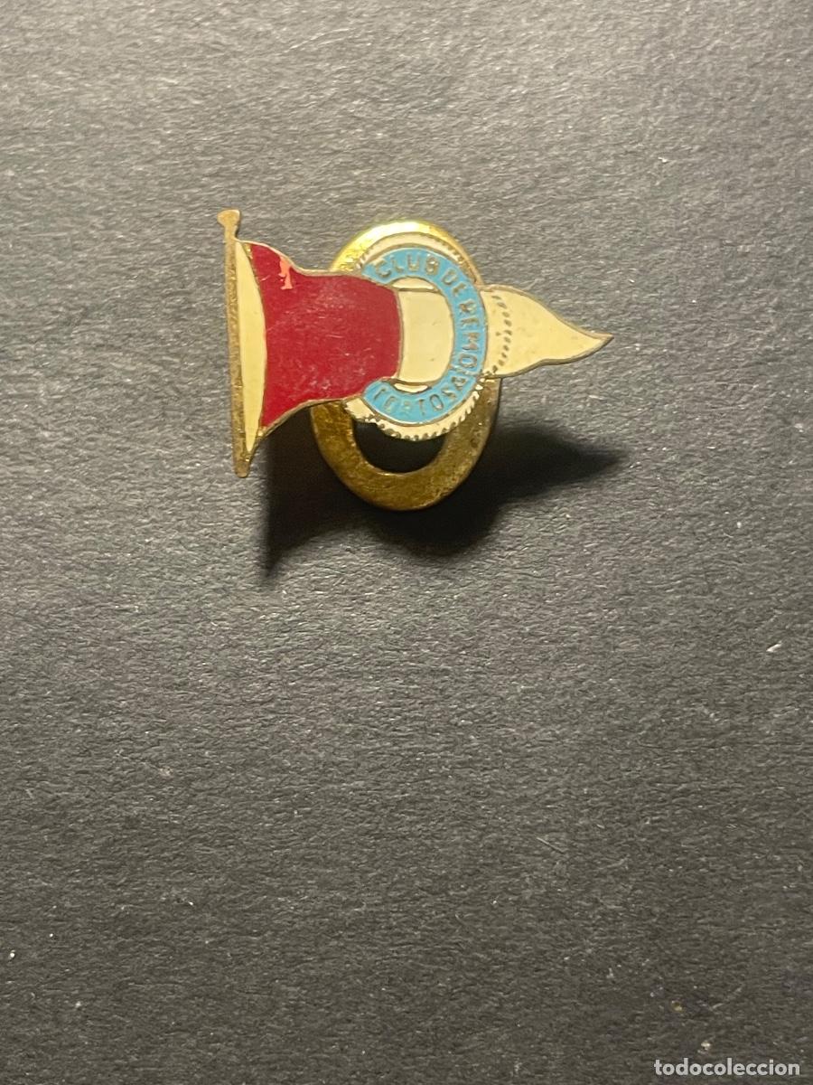 Coleccionismo deportivo: TORTOSA - CLUB DE REMO - ANTIGUA INSIGNIA SOLAPERA FABRICA SENIOR BARCELONA 2,2X1,5 CM.