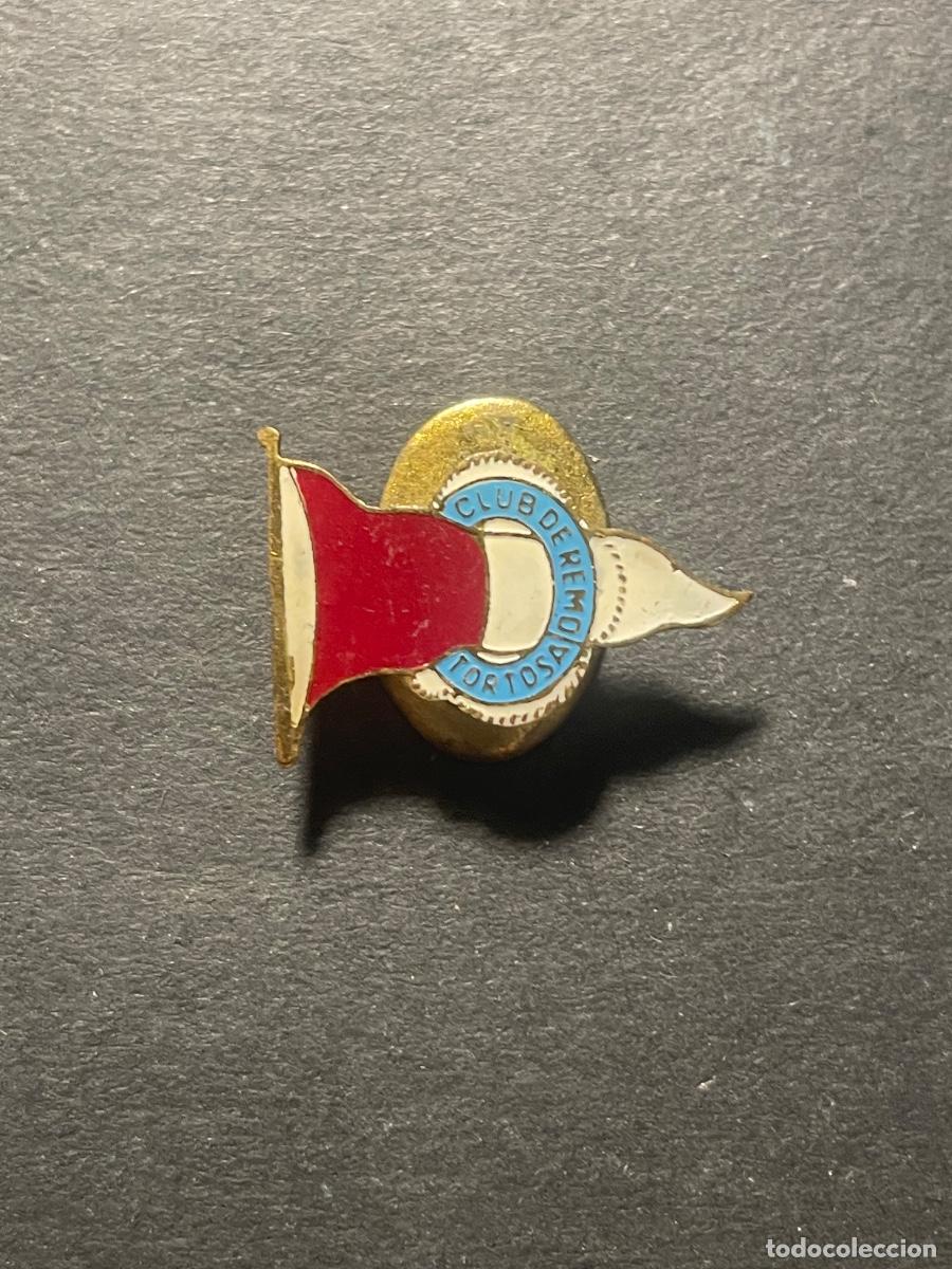 Coleccionismo deportivo: TORTOSA - CLUB DE REMO - ANTIGUA INSIGNIA SOLAPERA FABRICA SENIOR BARCELONA 2,2X1,5 CM.