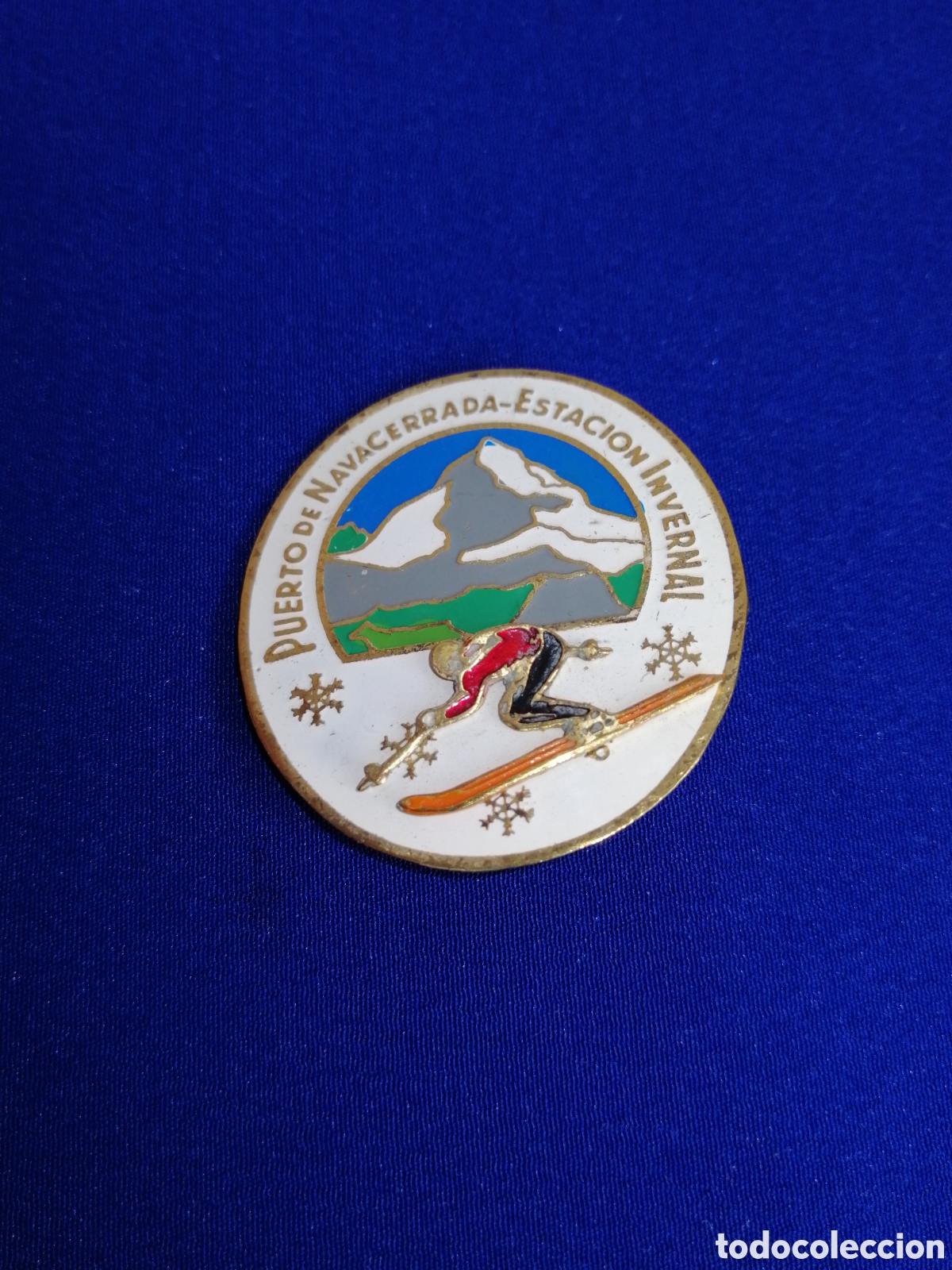 Coleccionismo deportivo: PUERTO DE NAVACERRADA ESTACI&Oacute;N INVERNAL - ESQUIADOR INSIGNIA ANTIGUA DE ALFILER