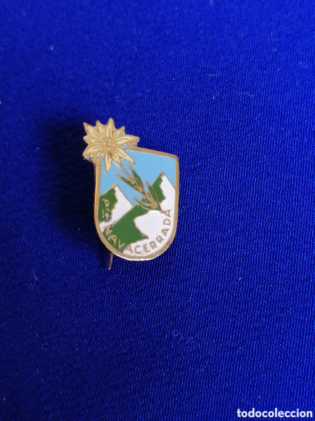 Coleccionismo deportivo: NAVACERRADA ESTACI&Oacute;N DE ESQU&Iacute; INSIGNIA DE ALFILER ANTIGUA