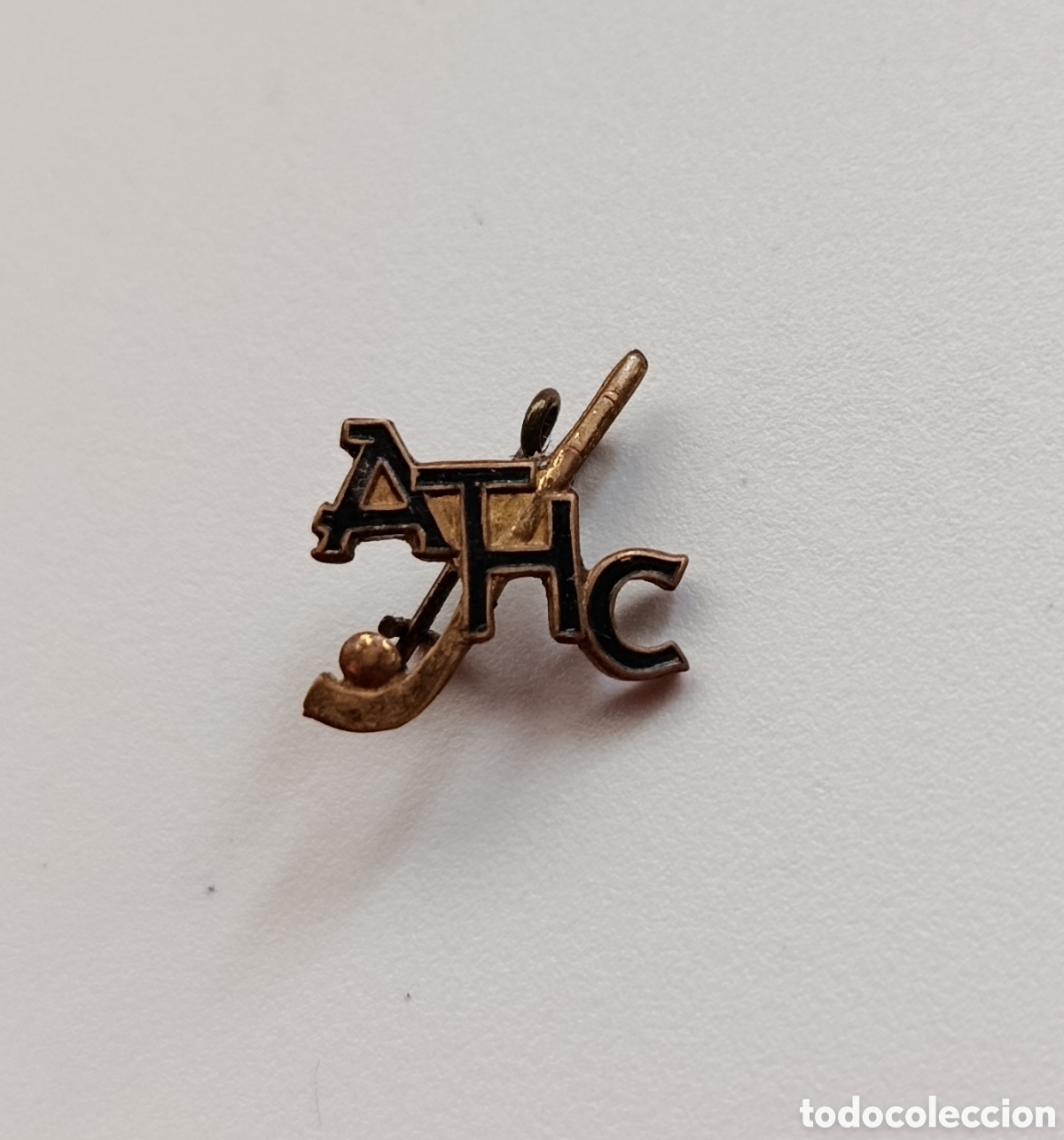Coleccionismo deportivo: INSIGNIA ANTIGUA AGUJA TERRASSA TARRASA ATLETIC HOCKEY CLUB BARCELONA PIN BADGE