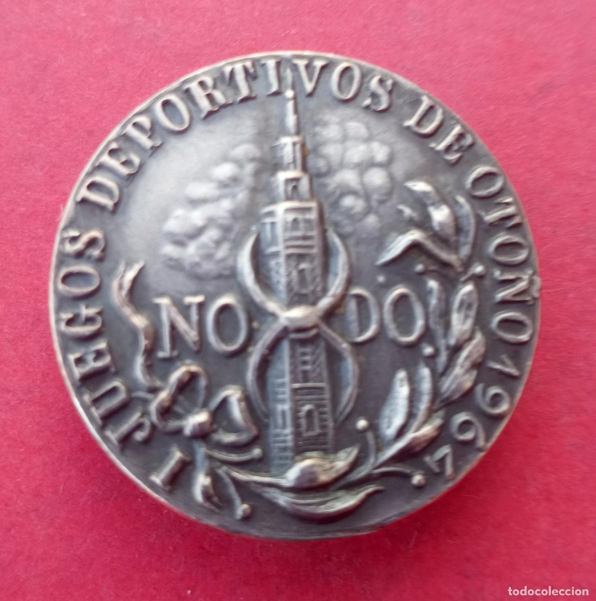 Coleccionismo deportivo: ANTIGUA INSIGNIA JUEGOS DEPORTIVOS SEVILLA 1964