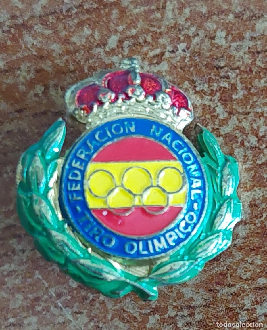 Coleccionismo deportivo: Insignia enganche Federaci&oacute;n Nacional Tiro Olimpico