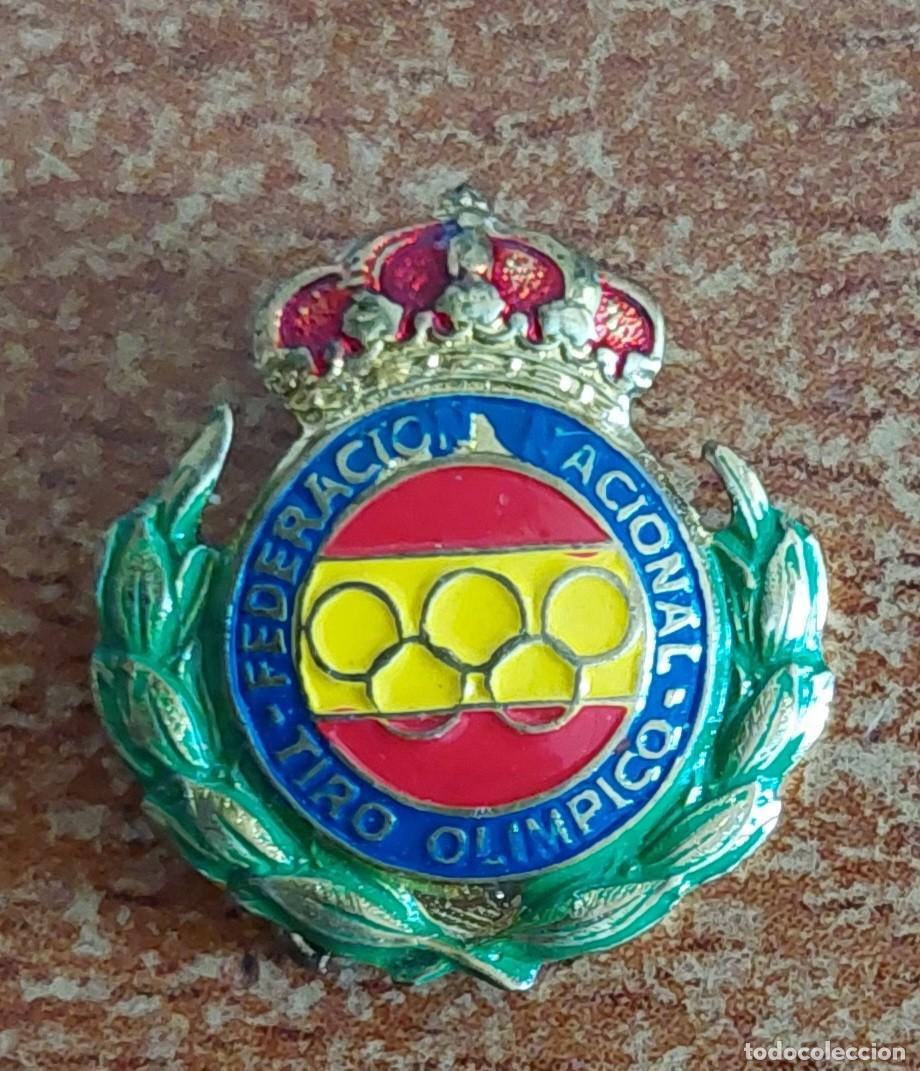Coleccionismo deportivo: Insignia enganche Federaci&oacute;n Nacional Tiro Olimpico