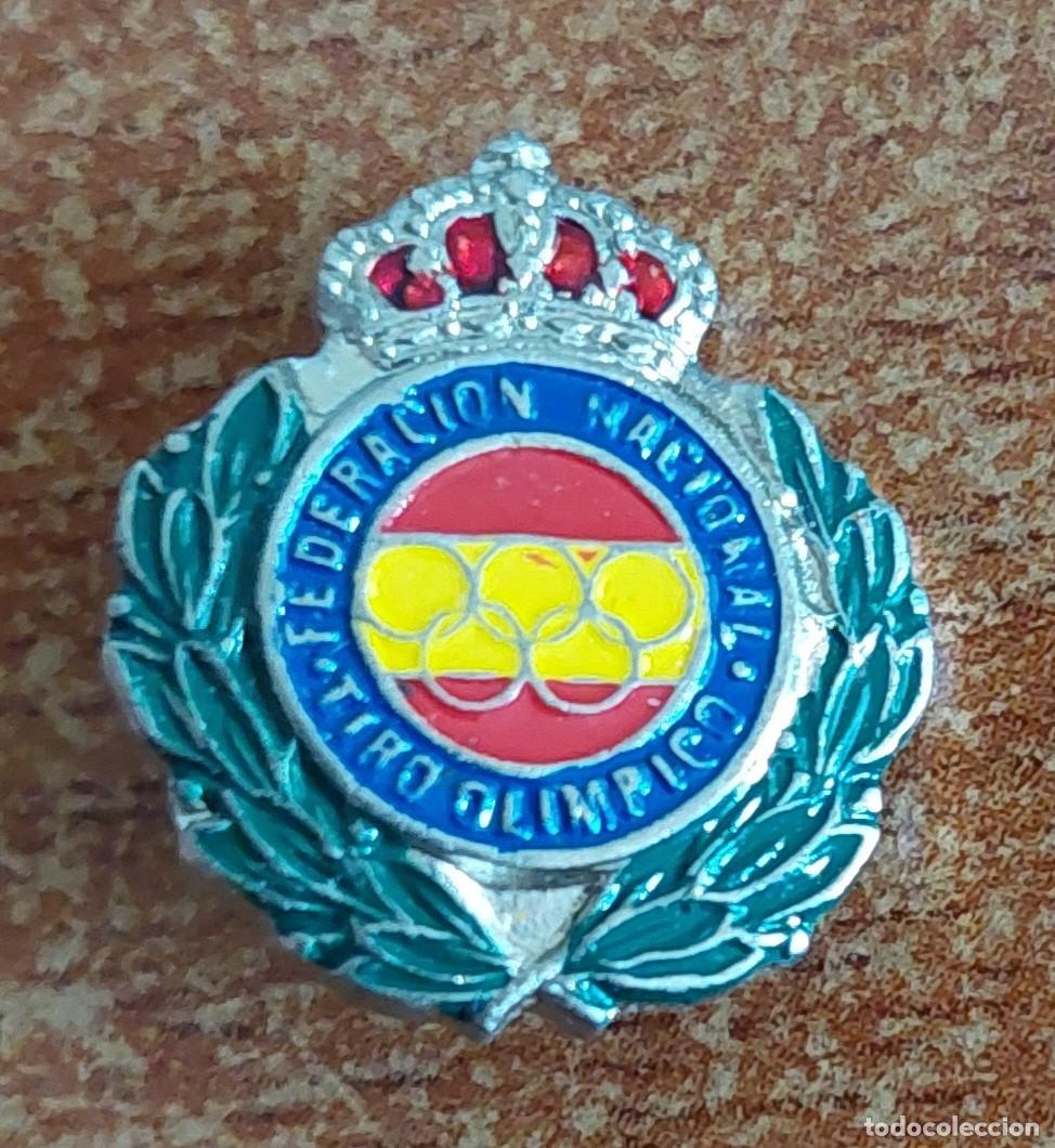 Coleccionismo deportivo: Insignia enganche Federaci&oacute;n Nacional Tiro Olimpico