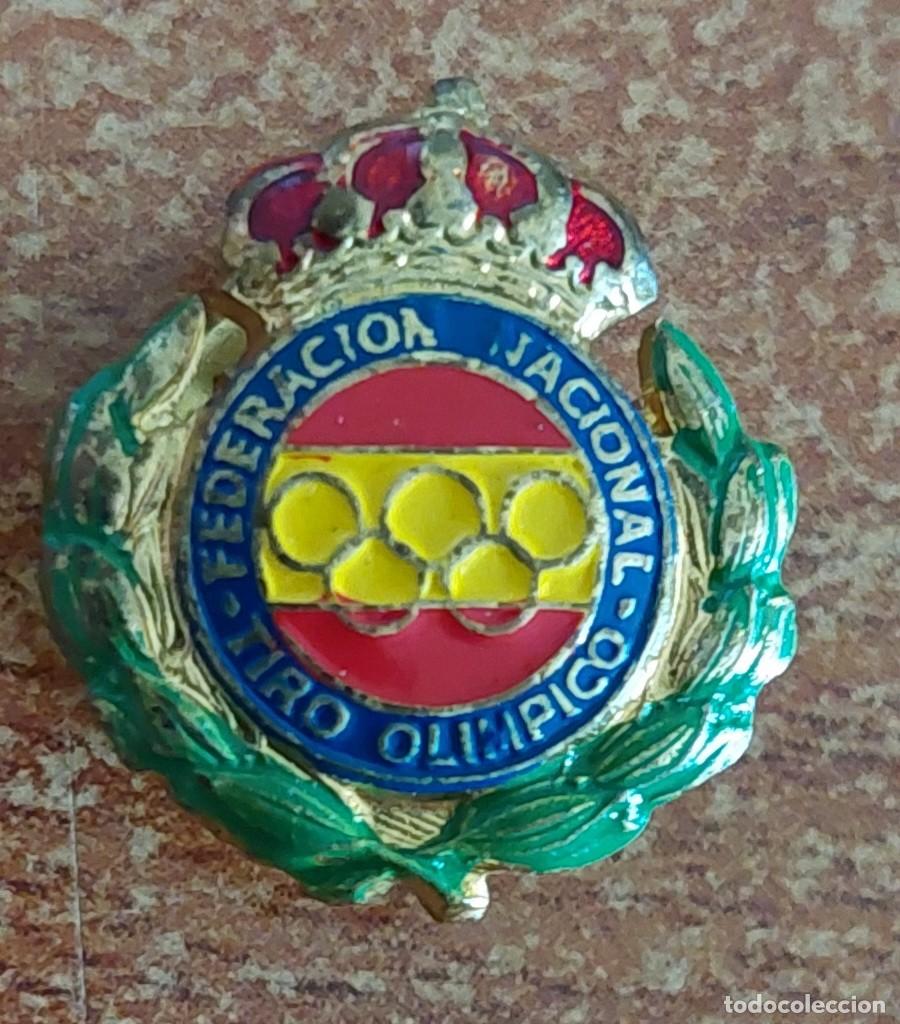 Coleccionismo deportivo: Insignia ojal Federaci&oacute;n Nacional Tiro Olimpico