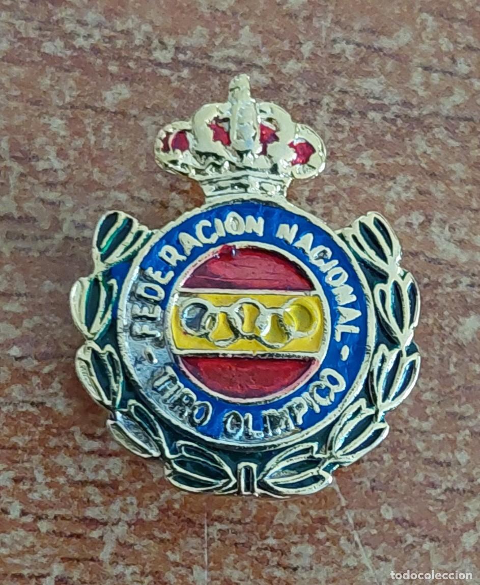 Coleccionismo deportivo: Insignia ojal Federaci&oacute;n Nacional Tiro Olimpico