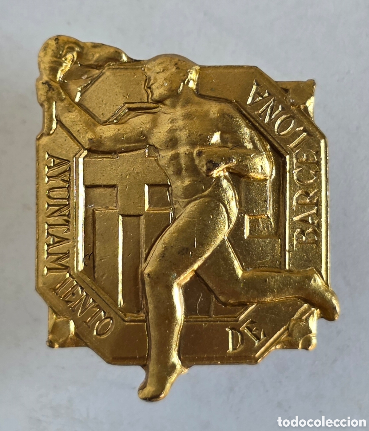 Coleccionismo deportivo: Insignia ojal Corredor Portador Antorcha Ayuntamiento de Barcelona - Dise&ntilde;o Art D&eacute;co Nouveau