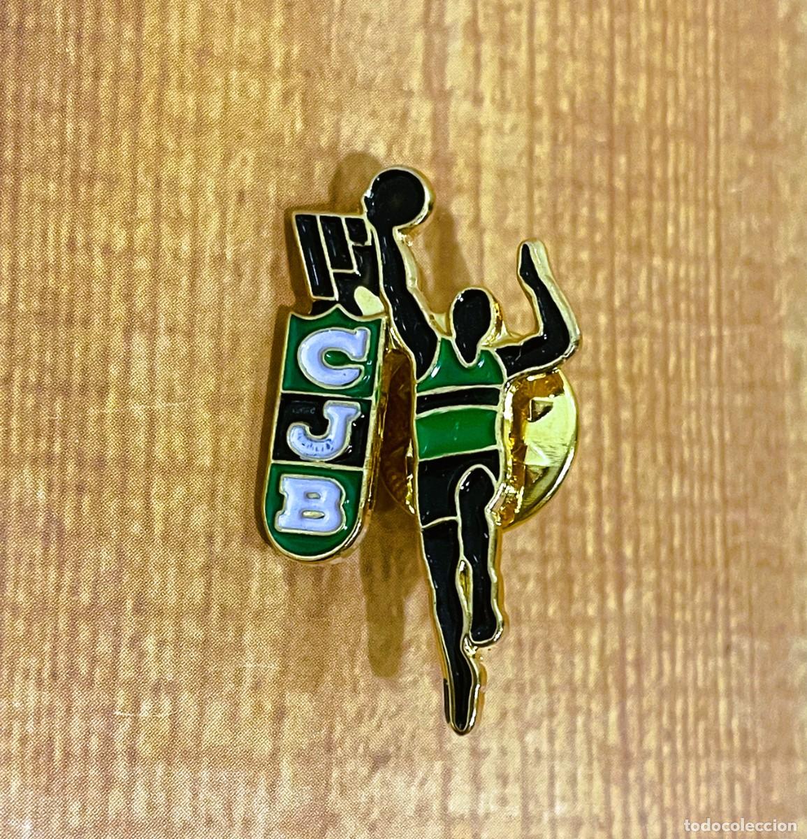Coleccionismo deportivo: PIN DE BALONCESTO BASKET - CJB / CLUB JOVENTUD DE BADALONA - LOGO JUGADOR VERDINEGRO