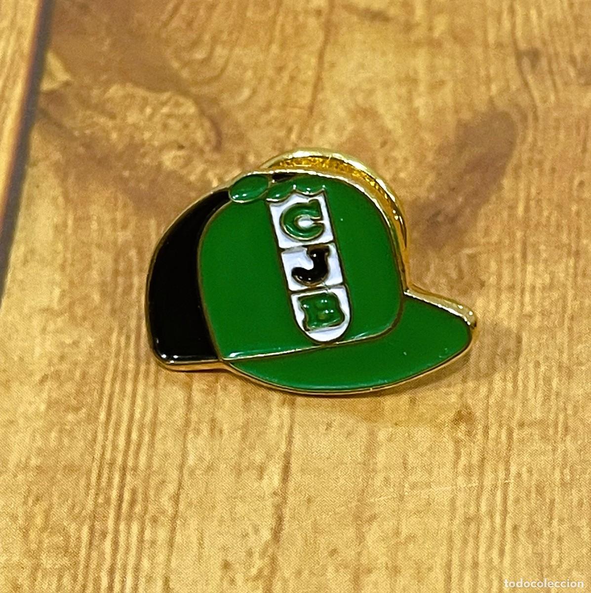 Coleccionismo deportivo: PIN DE BALONCESTO BASKET - CJB / CLUB JOVENTUD DE BADALONA - GORRA VERDINEGRA