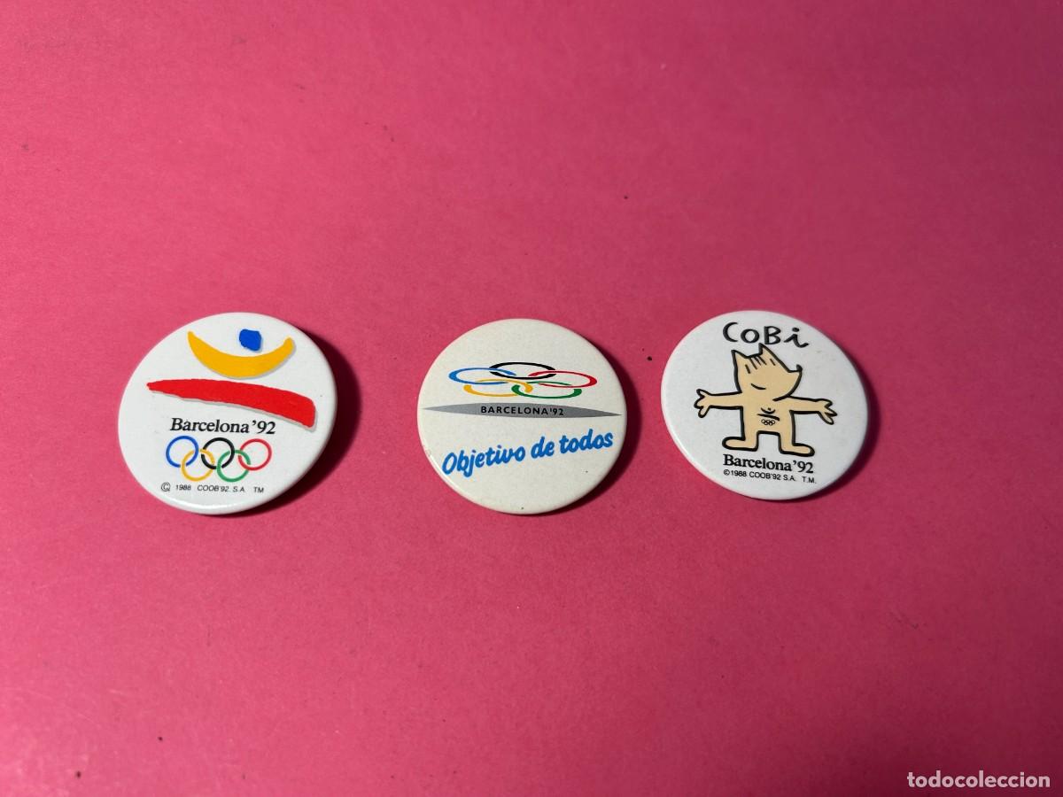 Coleccionismo deportivo: LOTE 3 CHAPAS PINS BARCELONA 92 COBI