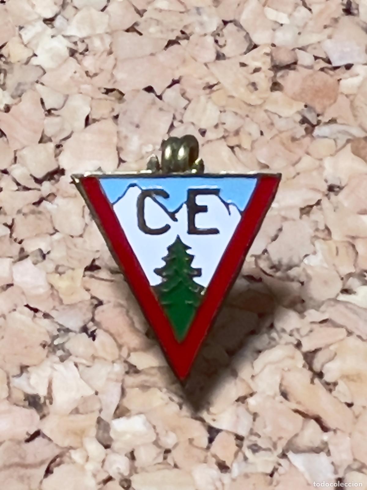 Coleccionismo deportivo: Insignia aguja deporte monta&ntilde;a invierno esqu&iacute; alpino excursi&oacute;n C E V roja