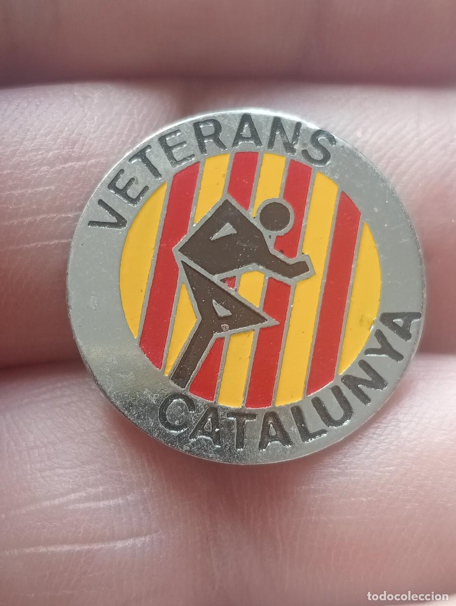 Coleccionismo deportivo: INSIGNIA AGRUPOACIO CATALANA ATLETES VETERANS CATALUNYA PINS ATLETISMO DEPORTE ATLETAS OJAL ALFILER