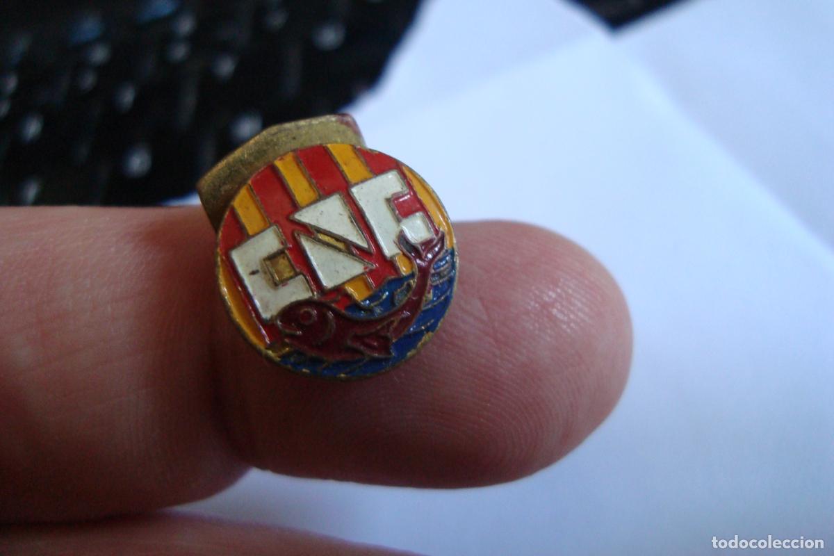 Coleccionismo deportivo: ANTIGUO PIN OJAL SOLAPA CLUB NATACION CATALU&Ntilde;A