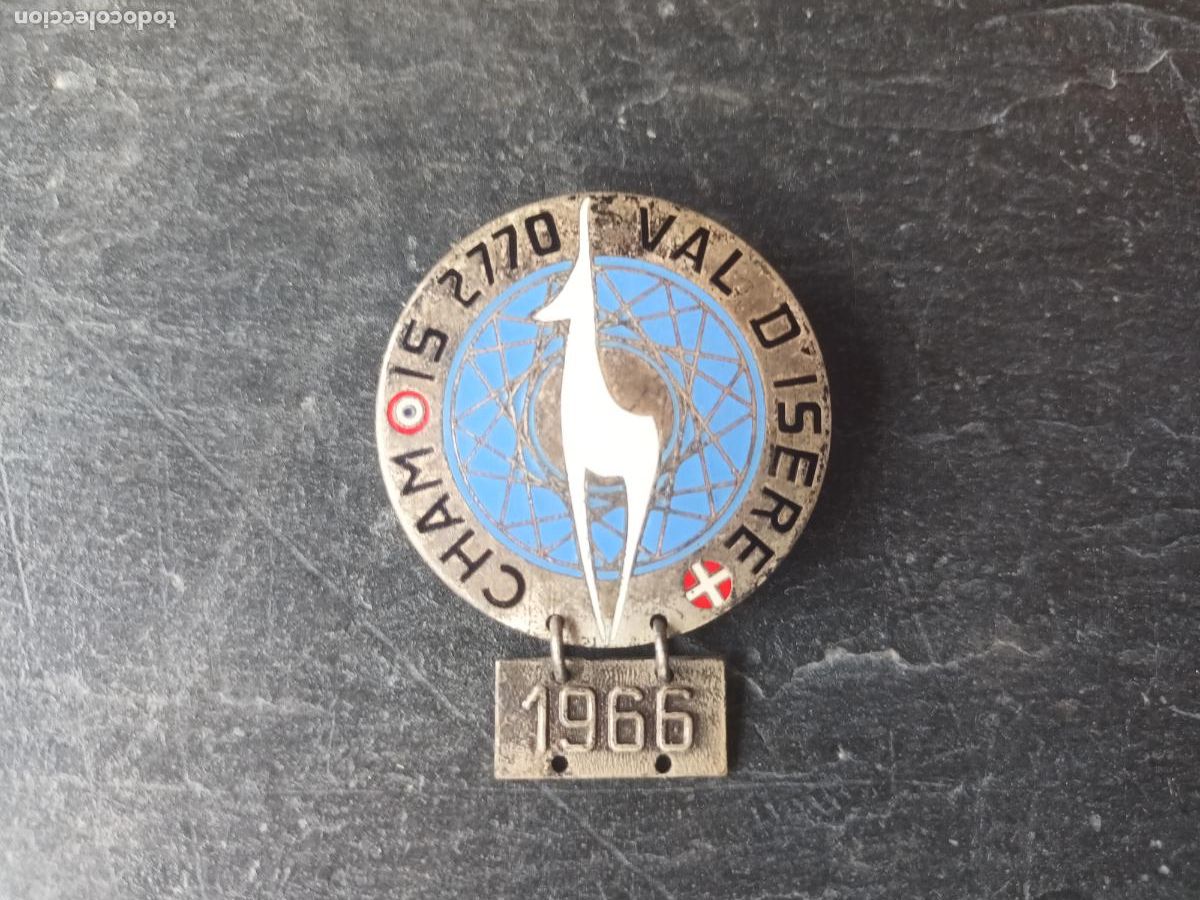 Coleccionismo deportivo: INSIGNIA ESQUI. CHAMOIS VAL D'ISERE 1966. SKI. Motor. Motorcycle. Badge.