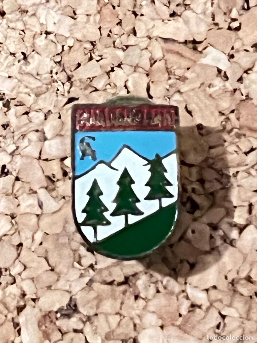 Coleccionismo deportivo: Insignia solapa deporte esqu&iacute; monta&ntilde;ero excursionista alpinista escalada GUADARRAMA