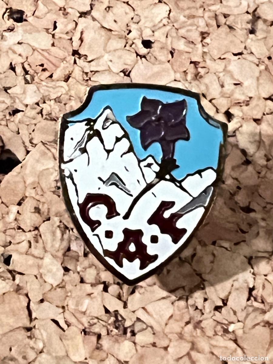 Coleccionismo deportivo: Insignia solapa deporte esqu&iacute; monta&ntilde;ero excursionista alpinista escalada C.A.F.