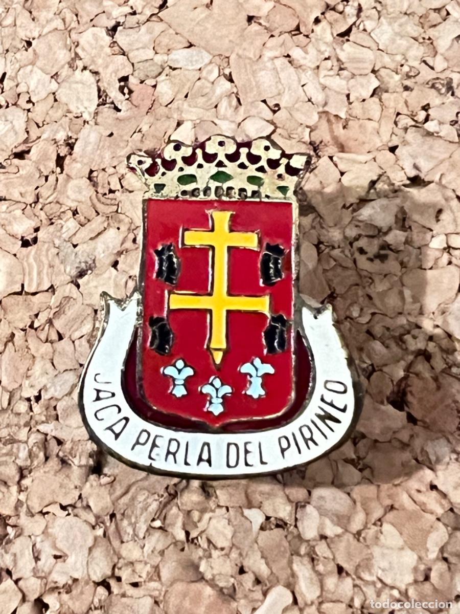 Coleccionismo deportivo: Insignia aguja deporte esqu&iacute; monta&ntilde;ero excursionista alpinista escalada JACA PERLA DEL PIRINEO