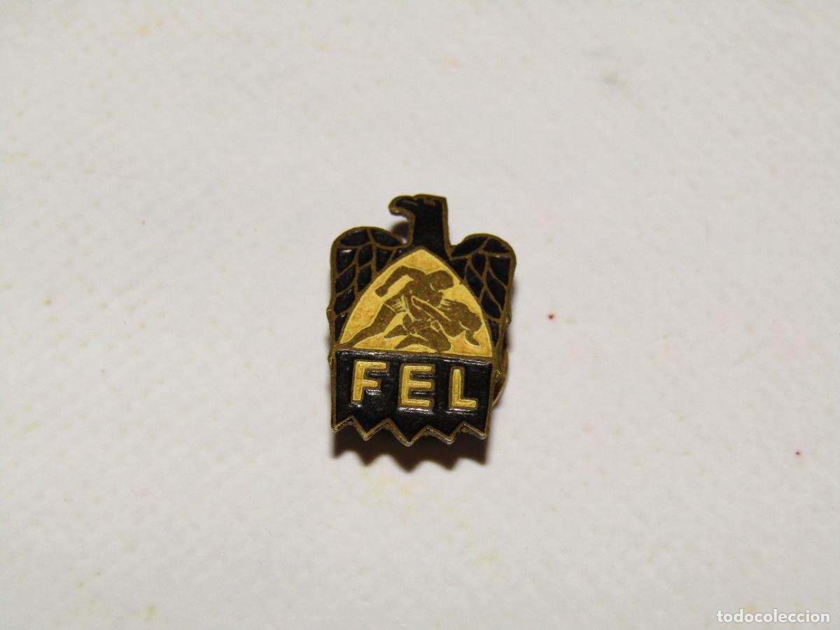 Coleccionismo deportivo: Antigua Insignia para Ojal en Lat&oacute;n y Esmaltes de la FEL Federaci&oacute;n Espa&ntilde;ola de Lucha A&ntilde;os 1960-70s.