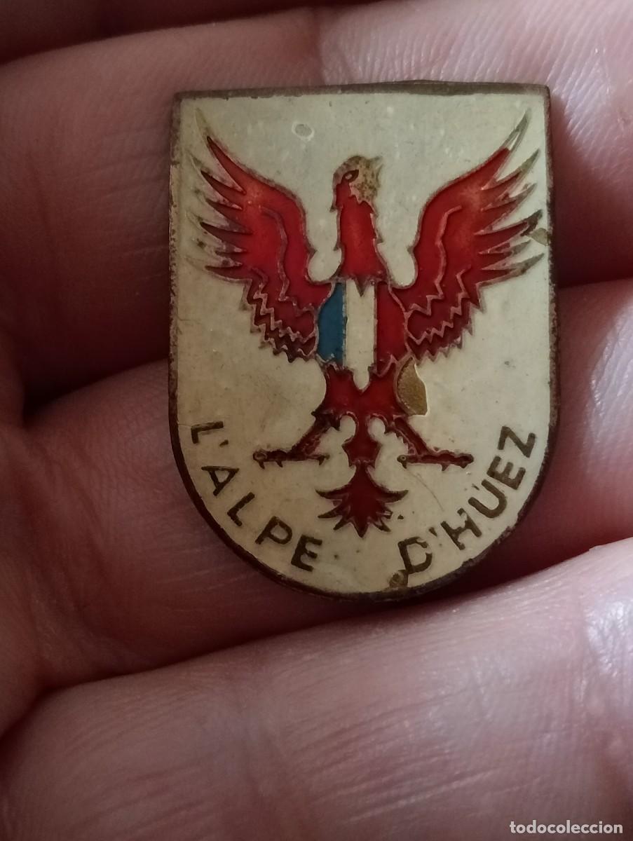 Coleccionismo deportivo: INSIGNIA L'ALPE D' HUEZ FRANCIA 3,5 x 2,5 cmtos MONTA&Ntilde;A ESQUI ALPINISMO MONTA&Ntilde;ISMO SKY