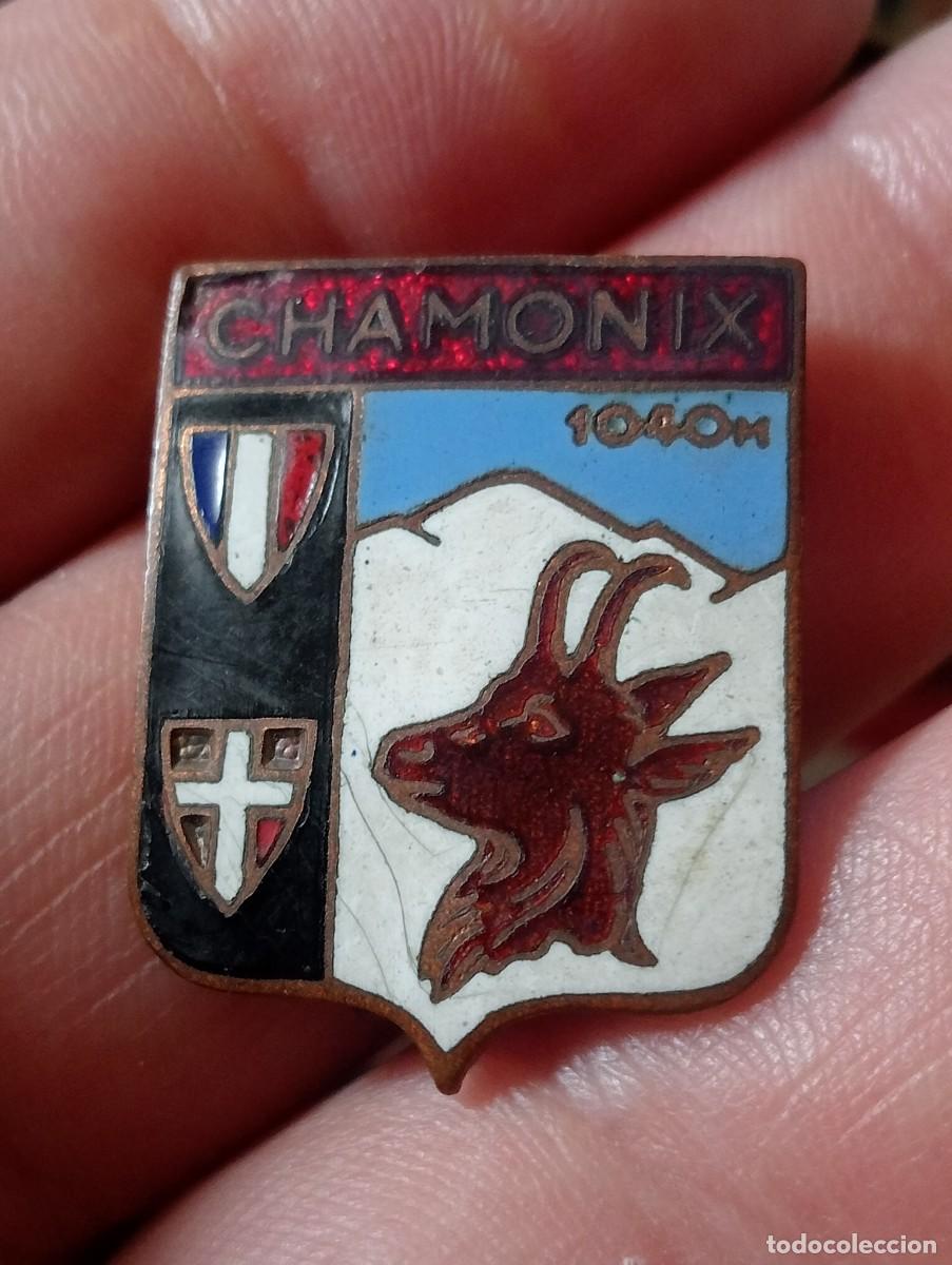 Coleccionismo deportivo: INSIGNIA ESMALTE CHAMONIX ESCUDOS FRANCIA SUIZA REBECO 3,5 x 2,5 cmtos MONTA&Ntilde;A ESQUI ALPINISMO