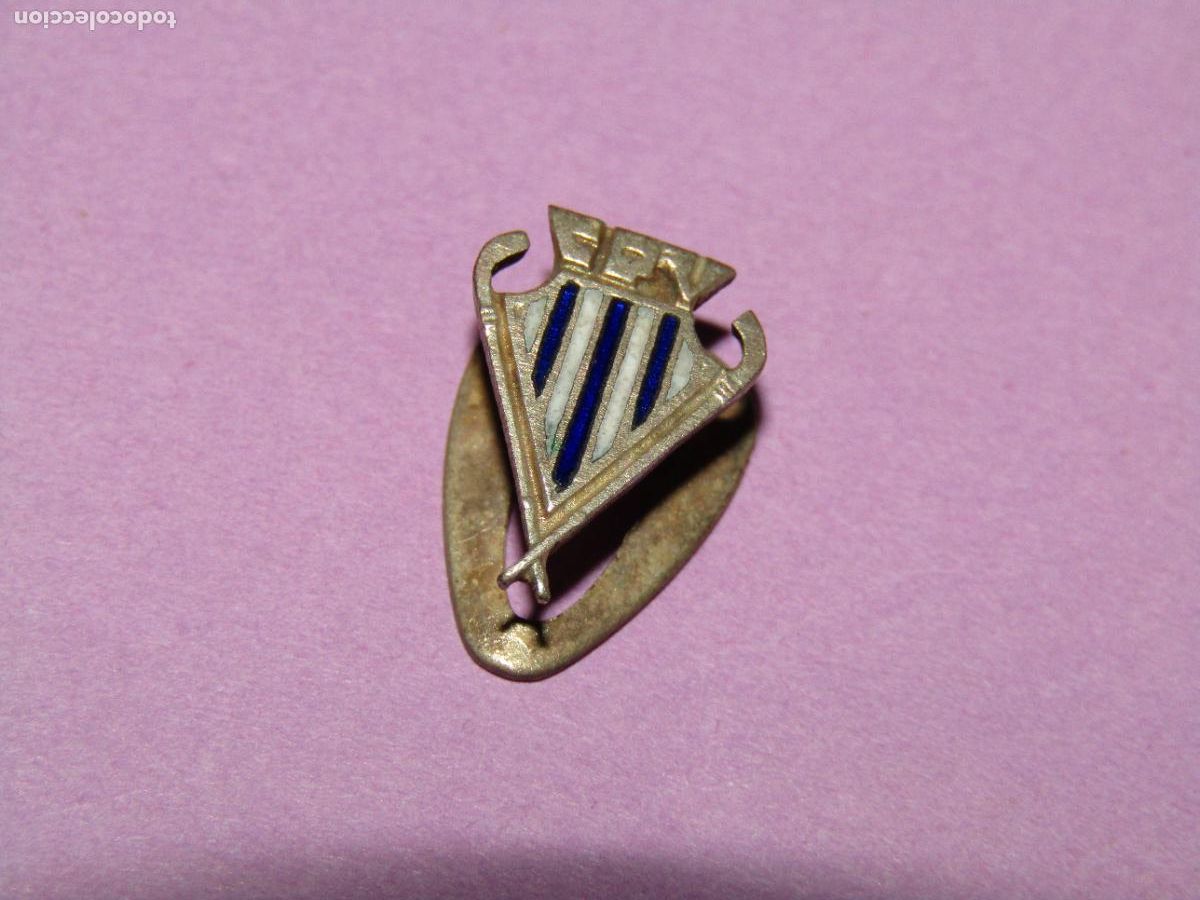 Coleccionismo deportivo: Antigua Insignia de Ojal o Solapa del Equipo de Hockey C. P. VILLANUEVA Club Pat&iacute; Vilanova