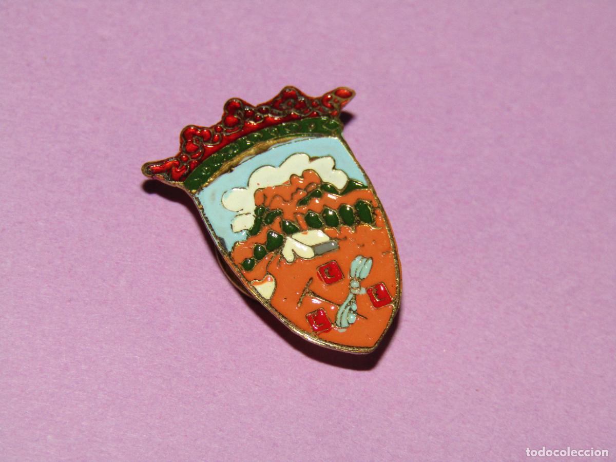 Coleccionismo deportivo: Antigua Insignia de Solapa en Lat&oacute;n del CEE CENTRO EXCURSIONISTA ELDENSE de Elda