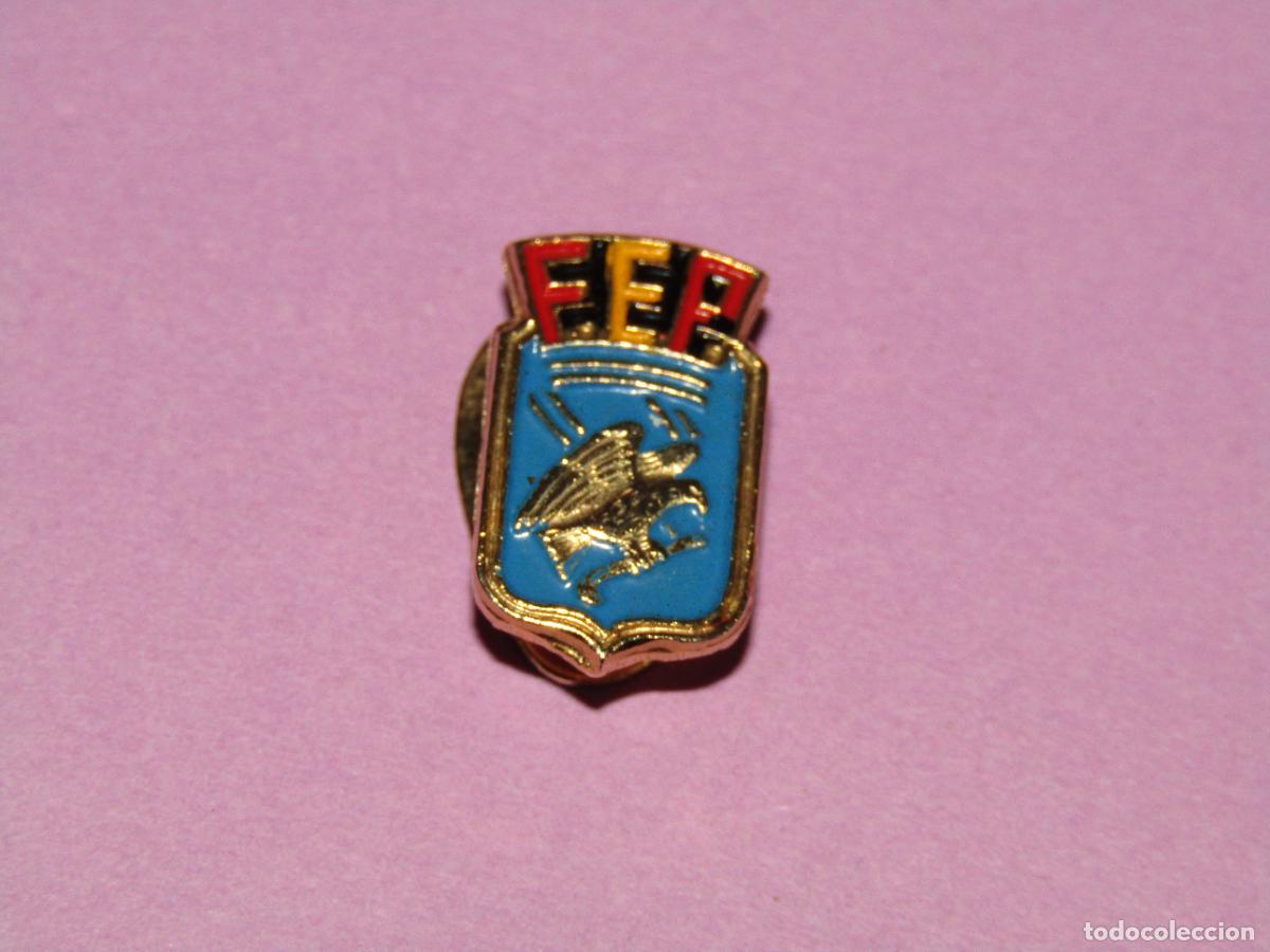 Coleccionismo deportivo: Antigua Insignia de Solapa en Lat&oacute;n FEP FEDERACI&Oacute;N ESPA&Ntilde;OLA DE PATINAJE - HOCKEY