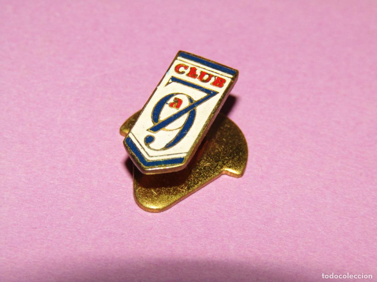 Coleccionismo deportivo: Antigua Insignia de Ojal o Solapa del Club de Tenis de Mesa PING PONG 7 a 9 de Barcelona A&ntilde;o 1980s.