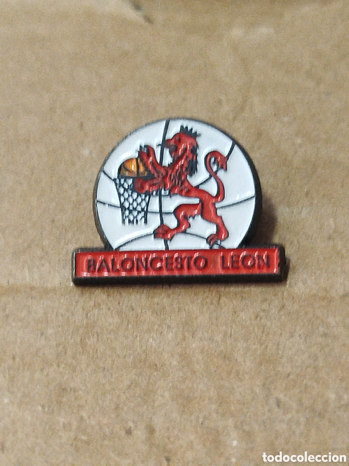 Coleccionismo deportivo: PINS DE BASKET.C.BALONCESTO LEON ..CASTILLA Y LEON
