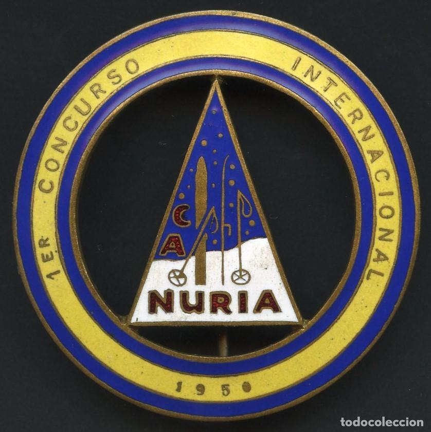 Coleccionismo deportivo: ESQU&Iacute;, INSIGNIA ESMALTADA, PIN, PRIMER CURSO INTERNACIONAL, NURIA, 1950