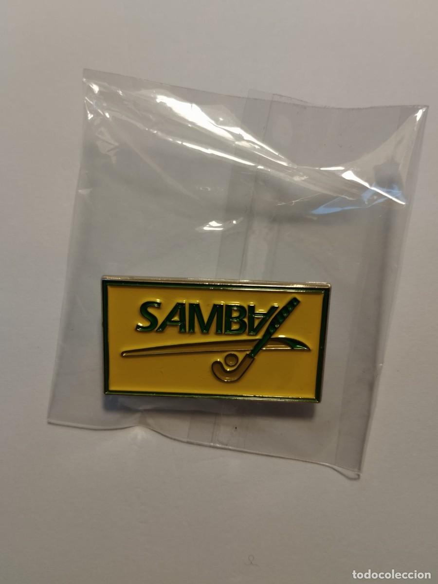 Coleccionismo deportivo: Pin hockey hierba equipo Samba ATHC