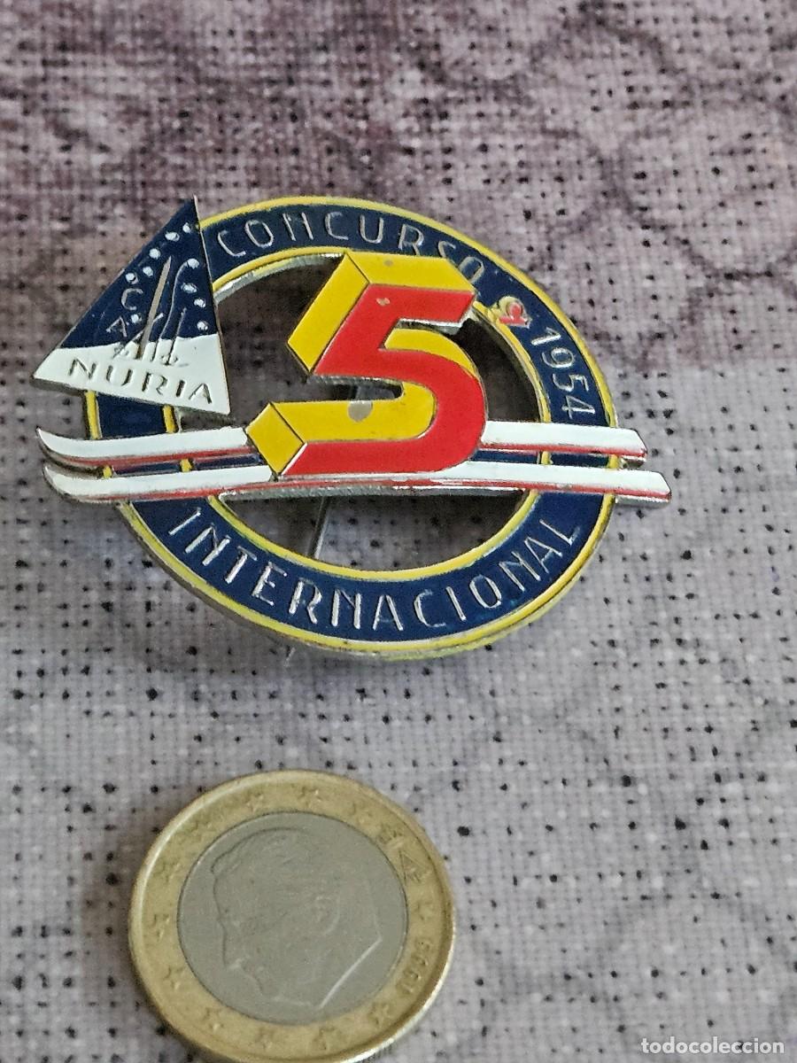 Coleccionismo deportivo: Antigua Insignia Imperdible De Solapa Para Conmemorar El V Concurso Internacional De Esqu&iacute; 1954.
