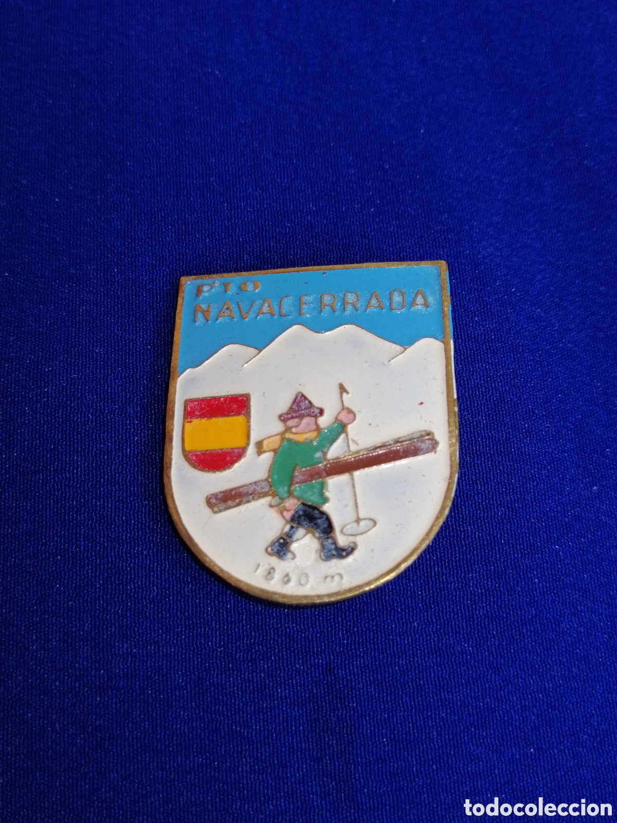 Coleccionismo deportivo: PUERTO DE NAVACERRADA - ESQU&Iacute; INSIGNIA DE ALFILER ANTIGUA