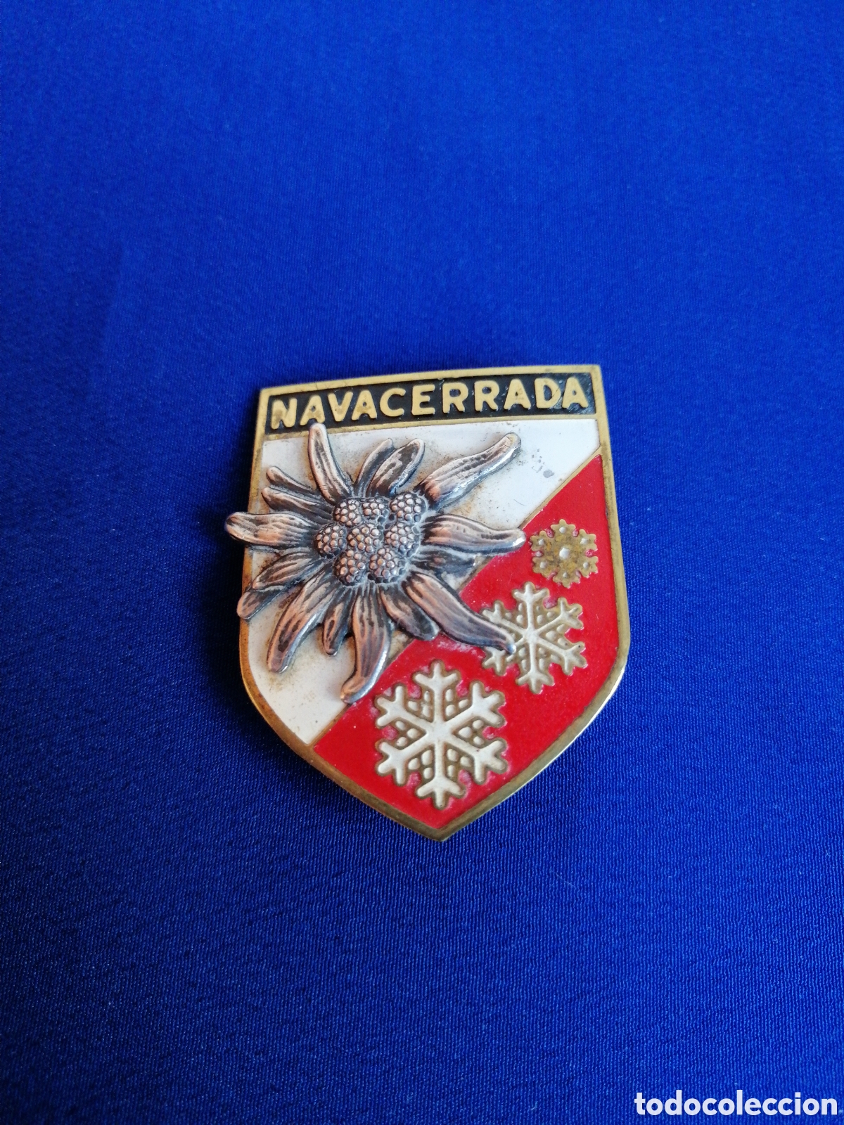 Coleccionismo deportivo: NAVACERRADA ESTACI&Oacute;N DE ESQU&Iacute; INSIGNIA DE ALFILER ANTIGUA