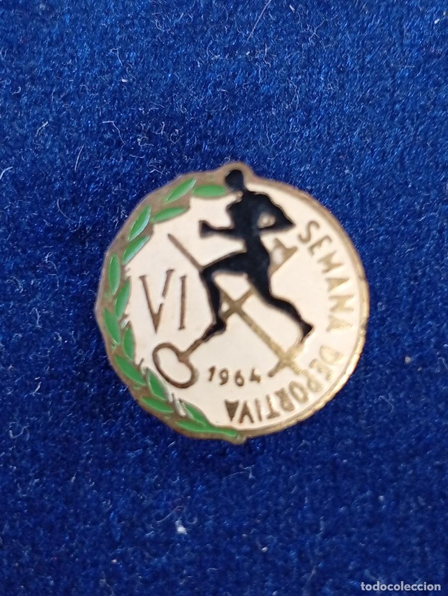 Coleccionismo deportivo: PIN BROCHE SEMANA DEPORTIVA A&Ntilde;O 1964 EL PRAT DE LLOBREGAT,LA SEDA,ATLETISMO BARCELONA.