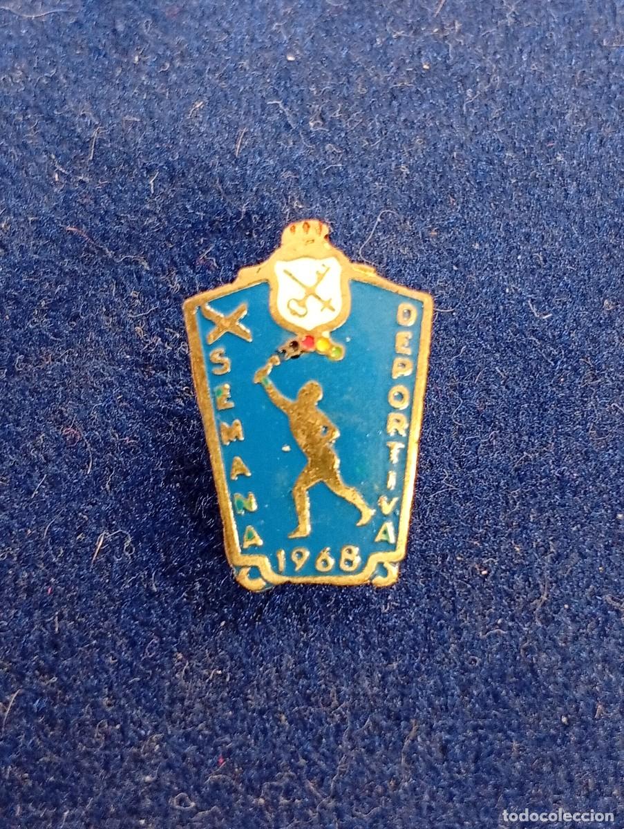 Coleccionismo deportivo: PIN BROCHE SEMANA DEPORTIVA A&Ntilde;O 1968 EL PRAT DE LLOBREGAT,LA SEDA,ATLETISMO BARCELONA.