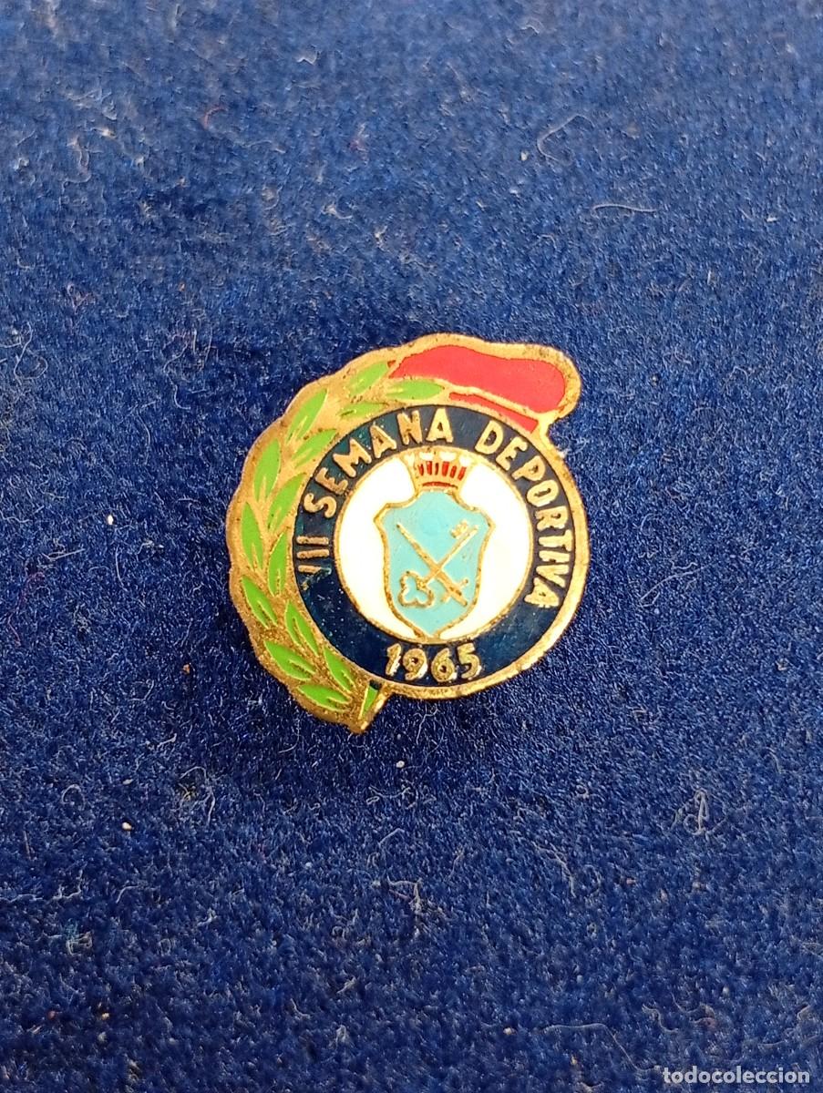Coleccionismo deportivo: PIN BROCHE SEMANA DEPORTIVA A&Ntilde;O 1965 EL PRAT DE LLOBREGAT,LA SEDA,ATLETISMO BARCELONA.